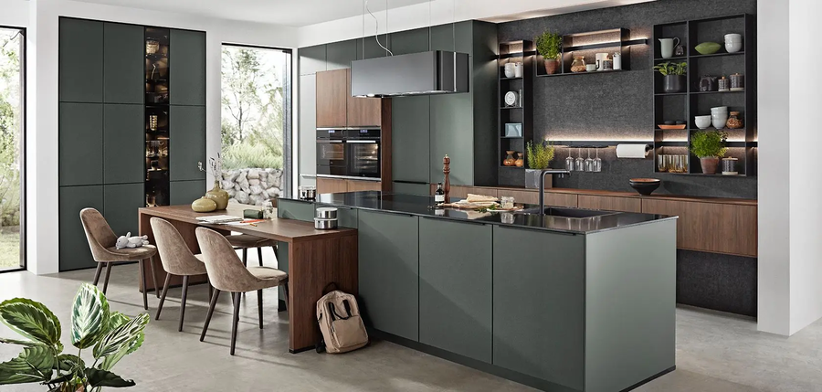 Eine moderne grüne Küche mit Beleuchtung an der Wand