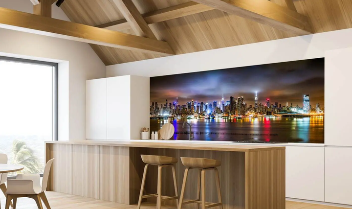 Moderne Küche mit einer langen Insel in der Mitte und zwei Barhockern.