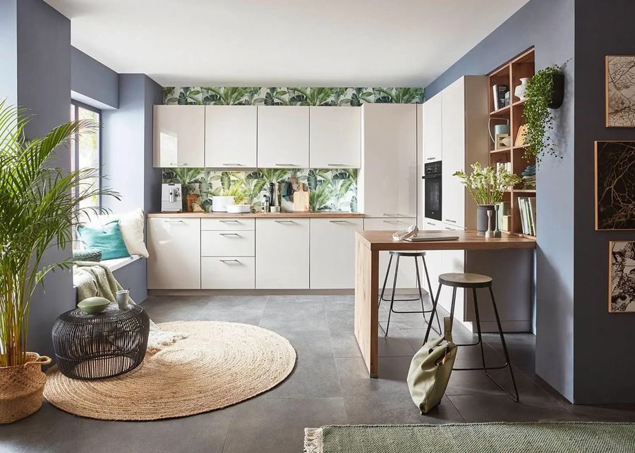 Eine Küche mit blauen Wänden und einem grünen Teppich.