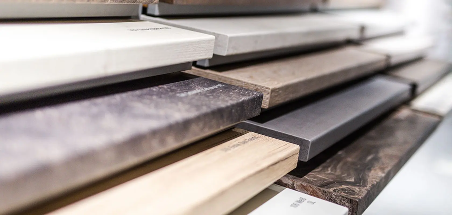 Nahaufnahme einer Reihe von Holzplanken, die in verschiedenen Farben und Strukturen angeordnet sind.