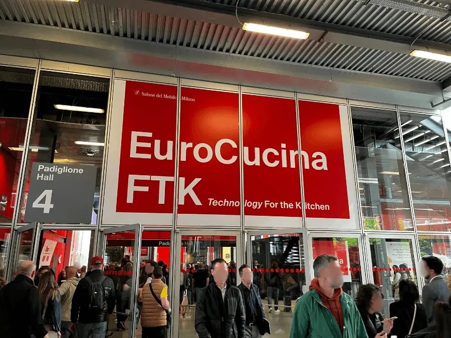 Die Küchenmesse Salone del Mobile Milano. | Eingang zur Messe mit großem roten Banner